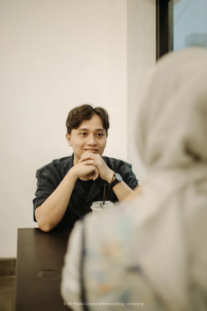 Foto Prewedding di Cafe